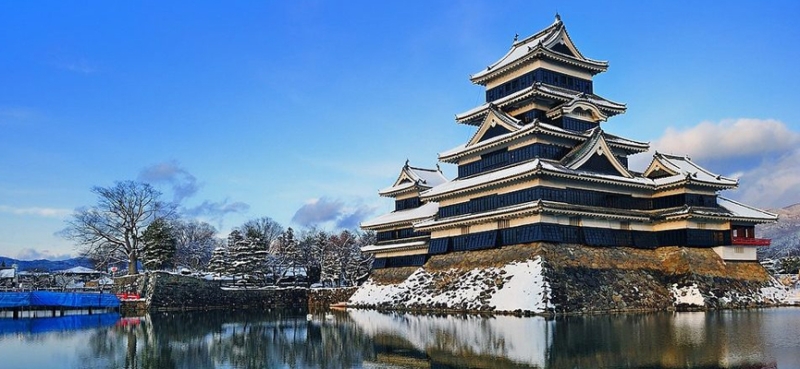 Castles of Japan - visiting the land of samurai, sakura and maples